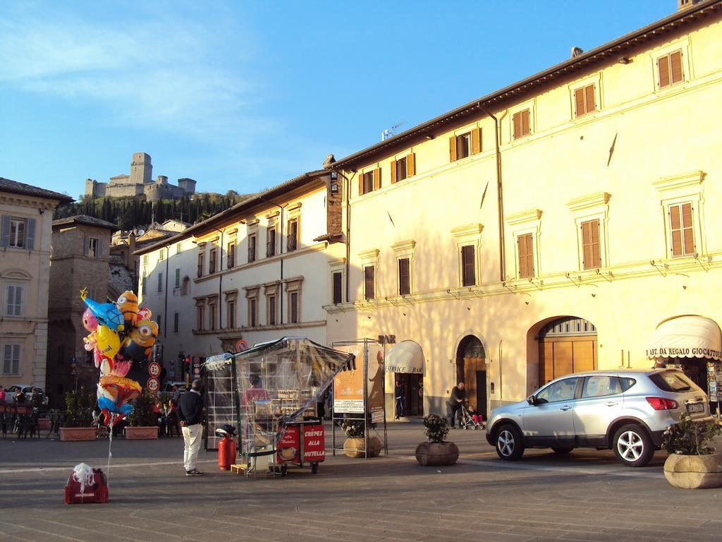 Appartamenti Piazza Santa Chiara Assisi Exterior foto